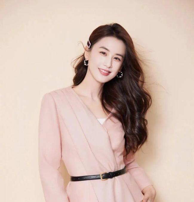 黄圣依称不接受婚前同居。她认为这对女性不是一件好事。我绝对赞同，应该写入刑法，同