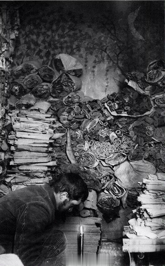 #请大英博物馆无偿归还中国文物#1908年，甘肃敦煌。法国汉学家伯希和正在藏经洞