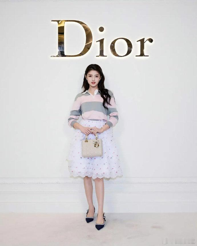 迪丽热巴周也艾米同一套造型迪丽热巴周也艾米同款 迪丽热巴周也艾米同款，同款不同美