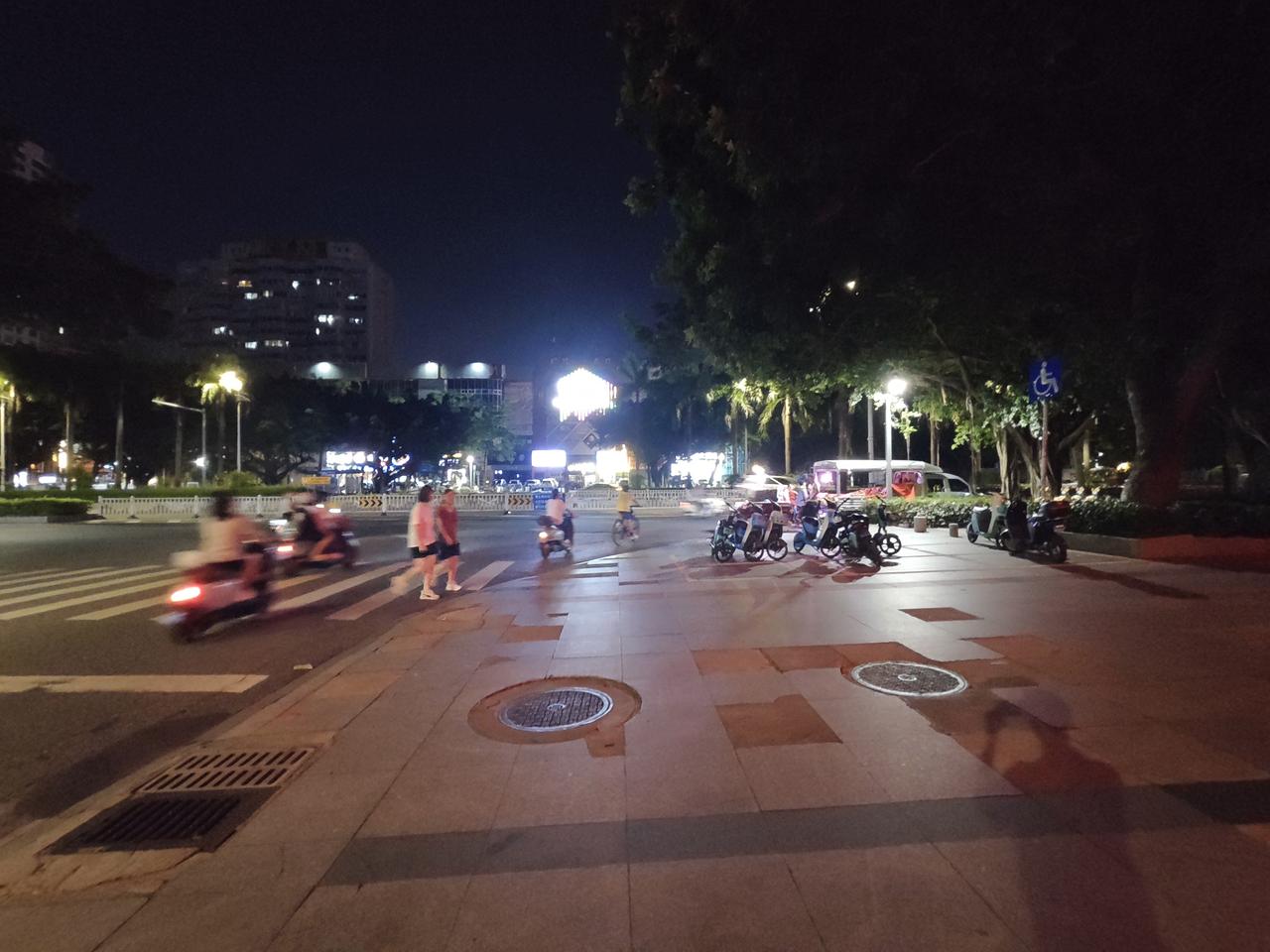一定要记住，无论到哪里都不要话多，也不要和任何人吐露太多，言少修行，言多必失，更