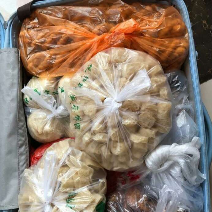 小时候总盼着爸妈回家带礼物，现在轮到自己成了拎着东西往家跑的大人啦～ 挑礼物的过