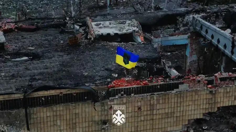 乌军在库皮扬斯克市中心升旗
1月12日，乌克兰第 13 特战队“哈尔蒂亚”在库皮