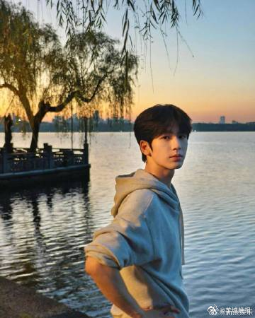 【看日出最佳公式照为你奉上】新年第一场日出，愿新的一年万事顺遂、光芒常在这些男星