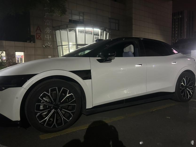 帮助自然教育机构运送蝴蝶羽化观察箱去郊外营地，那些脆弱的蛹对温湿度变化极其敏感。