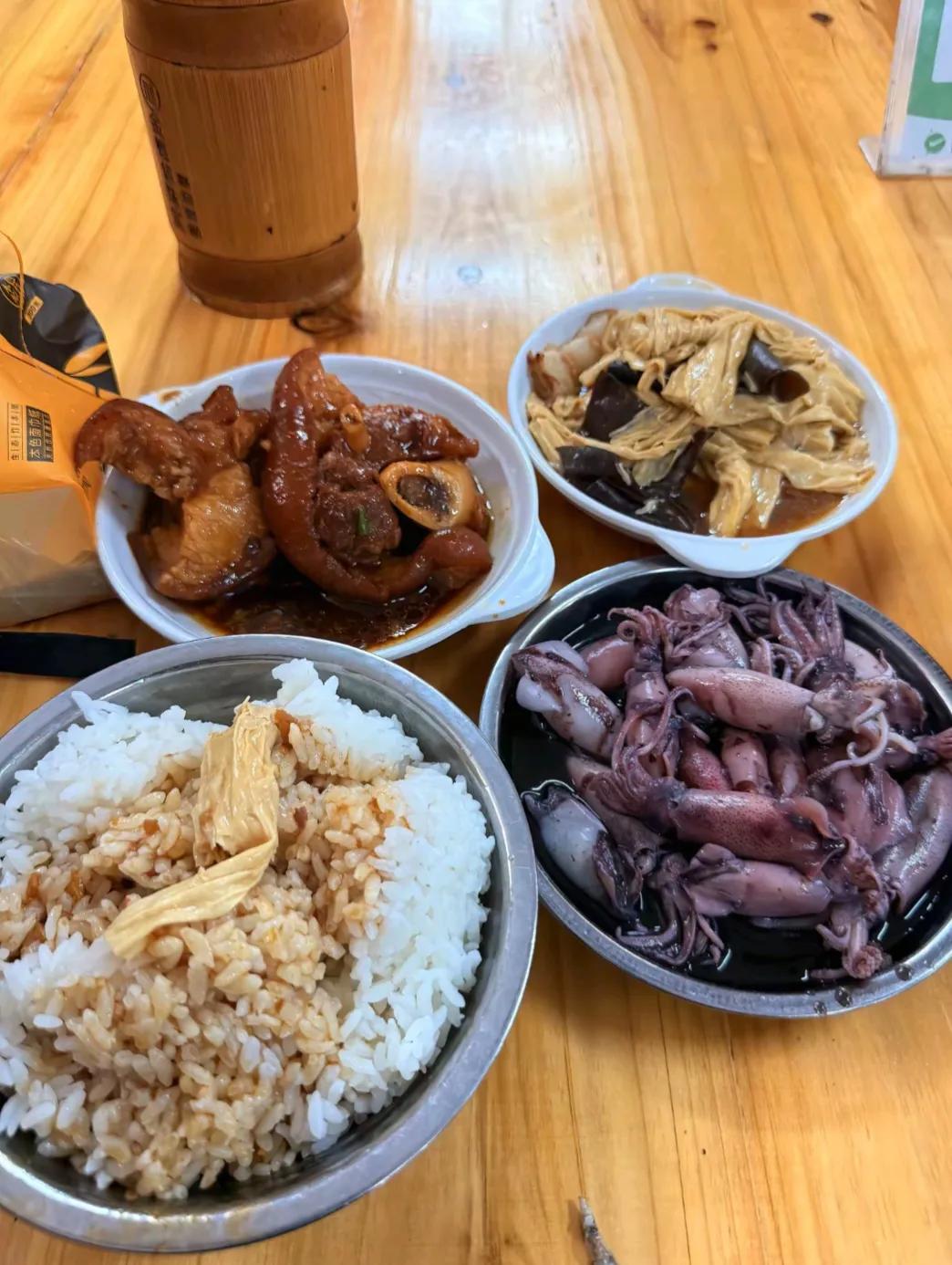 想起以前，大半夜，有一家附近的店，大晚上的卖猪脚饭，还专门跟朋友约一起，跑过去吃