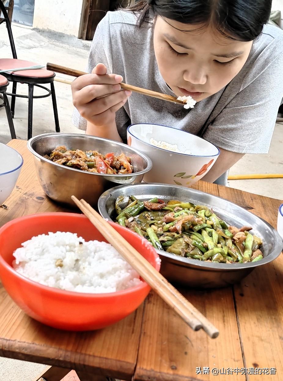 家常午饭
 
中午在家简单做点家常菜，坐在小院木桌吃饭格外舒服。桌上两大盘下饭菜