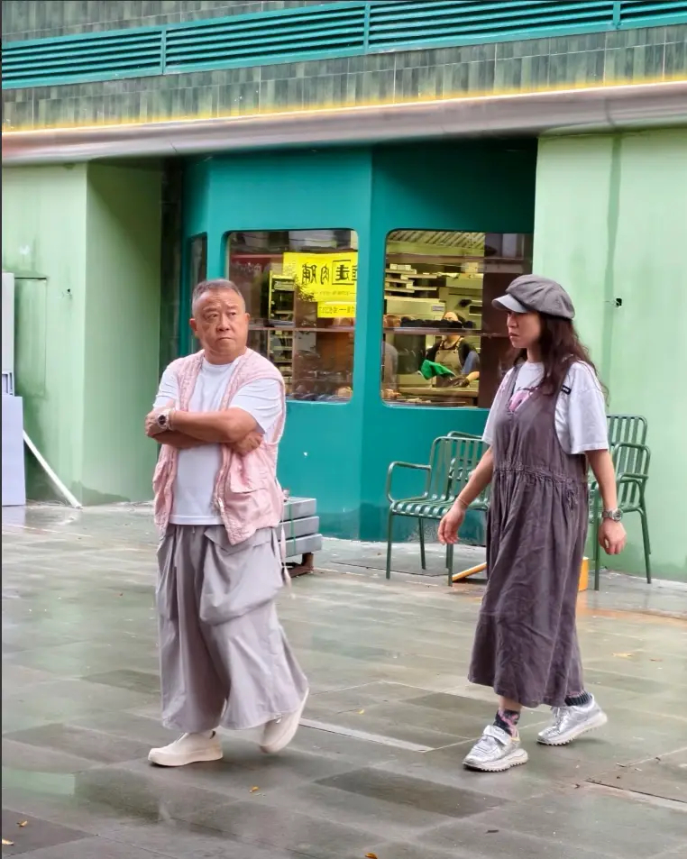 73岁曾志伟带女友逛面包店，这穿搭一个比一个离谱，网友：绝配！ 