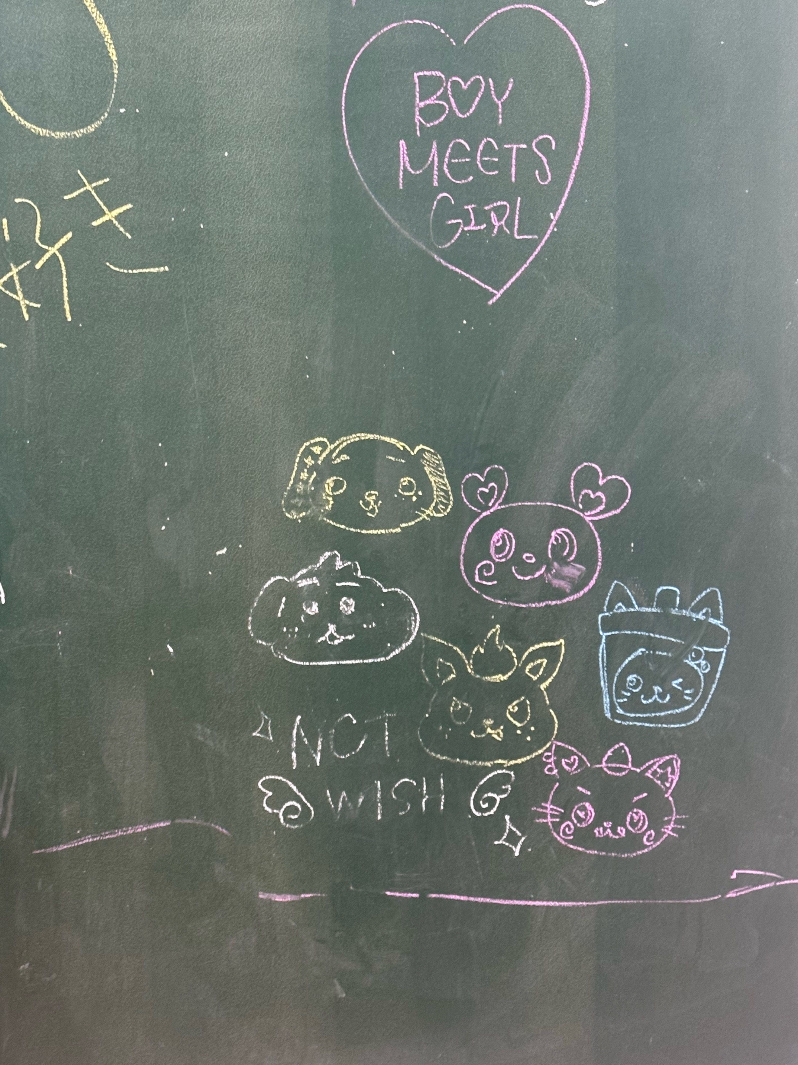 孩子们太漂亮了小小的脸大大的五官 拿卡片的时候手都在抖ㅠㅠ在手上挂了猫pang伸