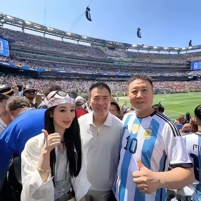 杨紫带爸爸去看世界杯决赛！遇到了一大帮熟人，这人缘也是无敌了！图一是杨紫和爸爸，