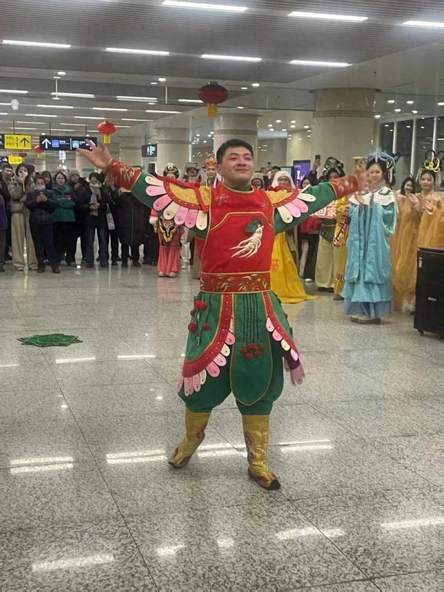 长春站惊现“西游天团”！“雪饼猴”携“众仙”迎客