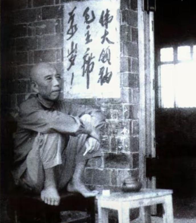 图一是1970年7月的某天，王震同志在农场食堂后面的一间小瓦房与职工聊天的情形，