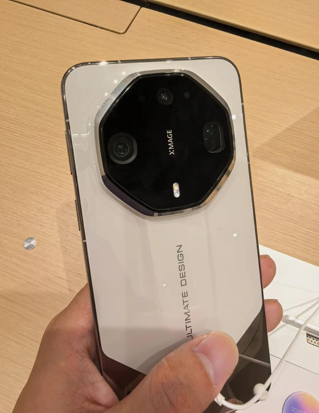 Mate90RS这么亮吗？布灵布灵的哈哈[惊喜]Mate一起发光吧