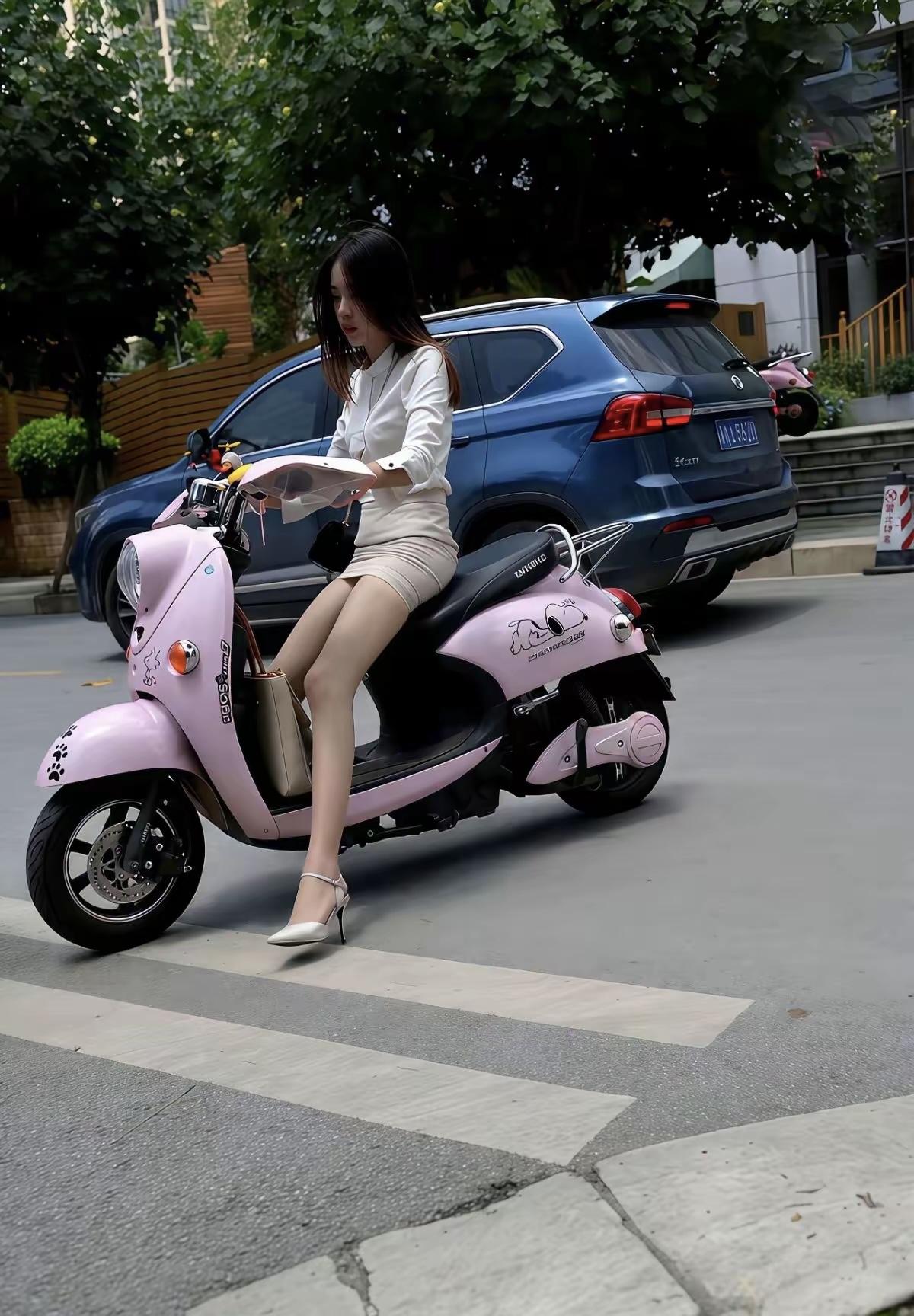 今早路上遇到的一骑电动车的美女，身材真不错！
街拍美女好身材