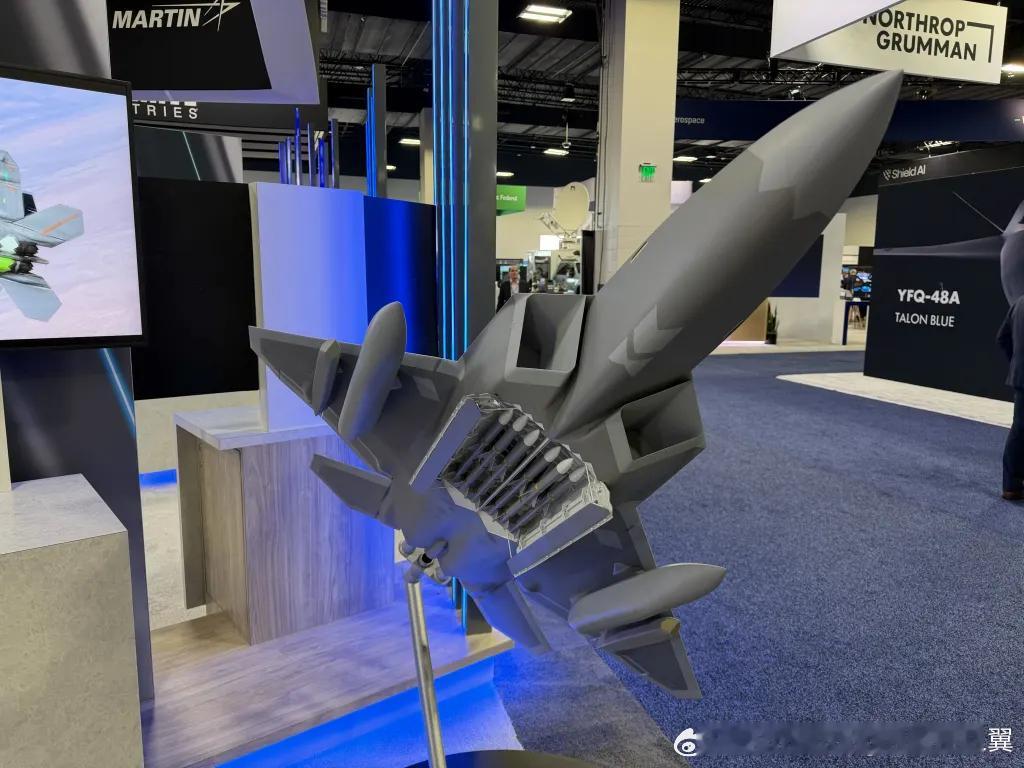 F-22隐身副油箱和IRST吊舱的更多照片，安装左右两组IRST吊舱是为了实现测