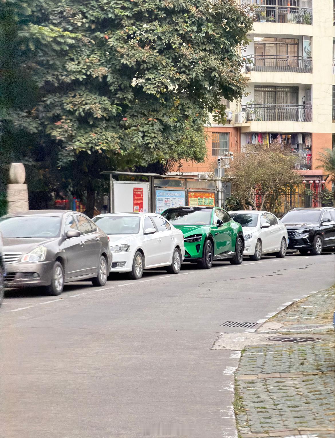 一排车，小米YU7是哪个一眼都能认得出来的