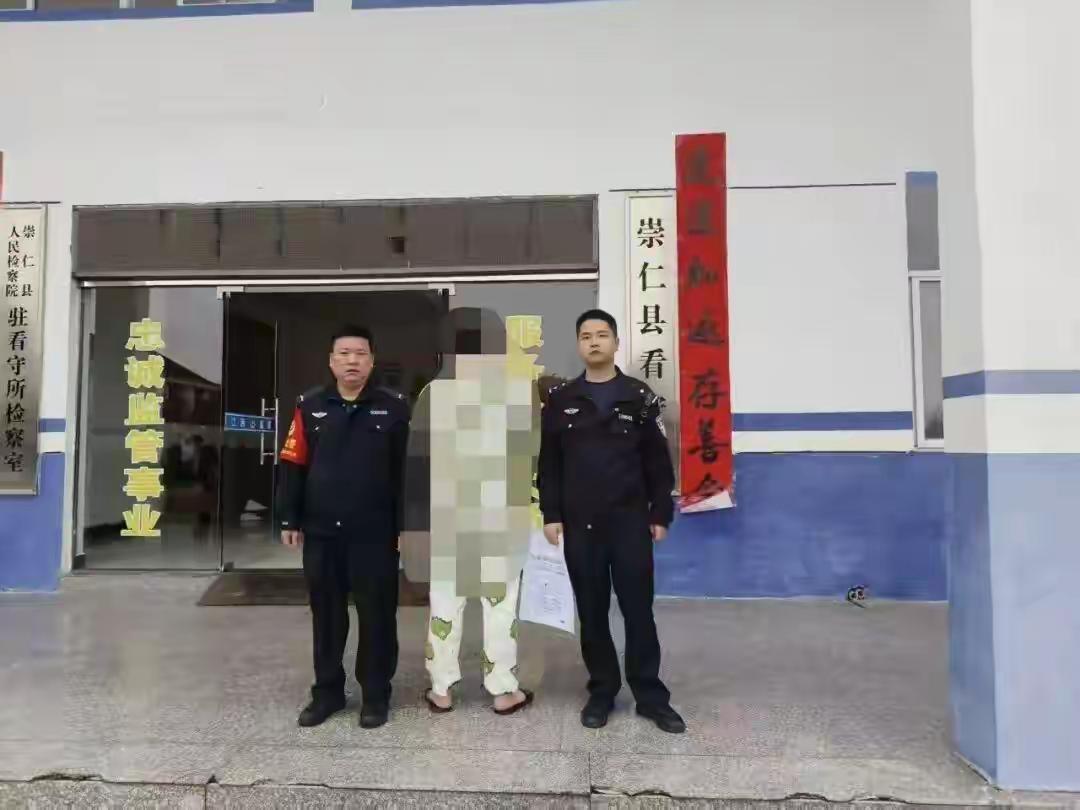 少年慧眼辨毒魔，机智报警显担当江西宜黄几名放学学生，凭禁毒知识揪出吸毒人员，尽显