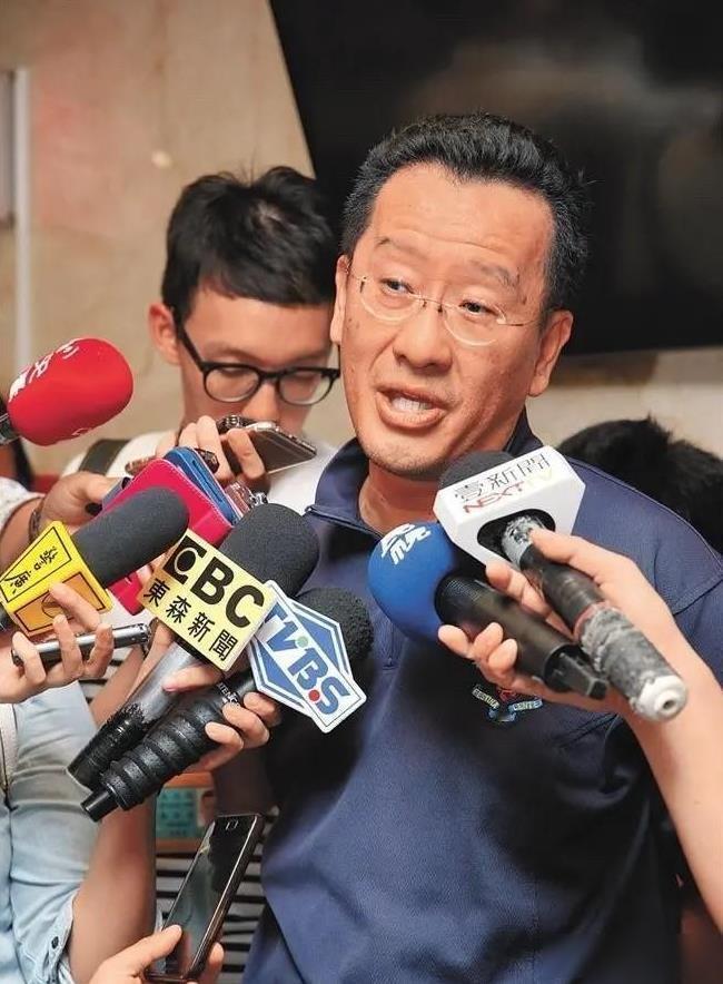 最近台湾当局官员顾立雄在记者会上说，他们正在盯着大陆军队的人事变动，他讲得挺谨慎