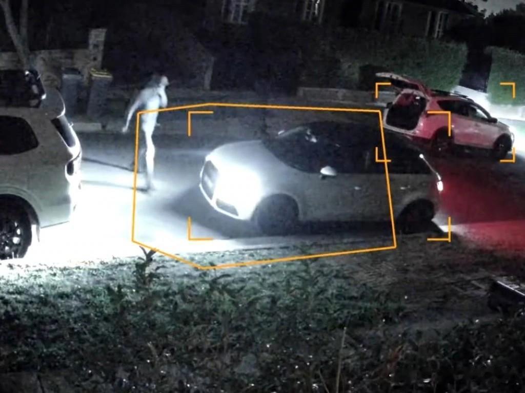 5蒙面少年匪徒凌晨强闯澳洲墨尔本民宅！屋主反锁卧室逃过一劫，看着奥迪被盗走

本