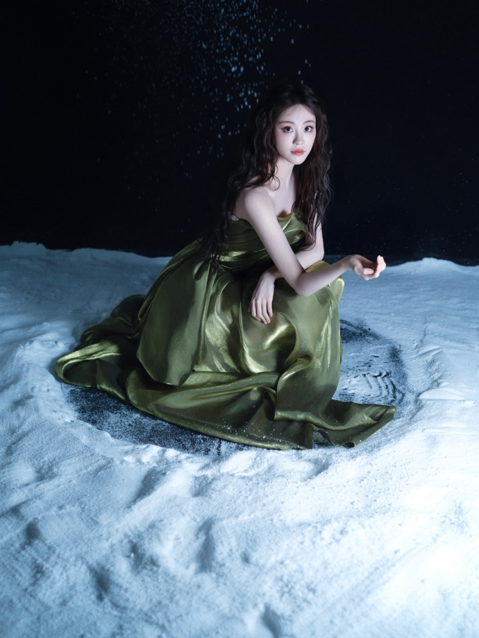 祝绪丹水晶球蝴蝶  祝绪丹尖叫之夜造型，绿裙披发蝴蝶发夹，飞进童话书水晶球里的小