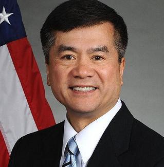 不少人翻看骆家辉的人生履历后，心中都五味杂陈。作为第三代华裔，骆家辉祖籍广东台山