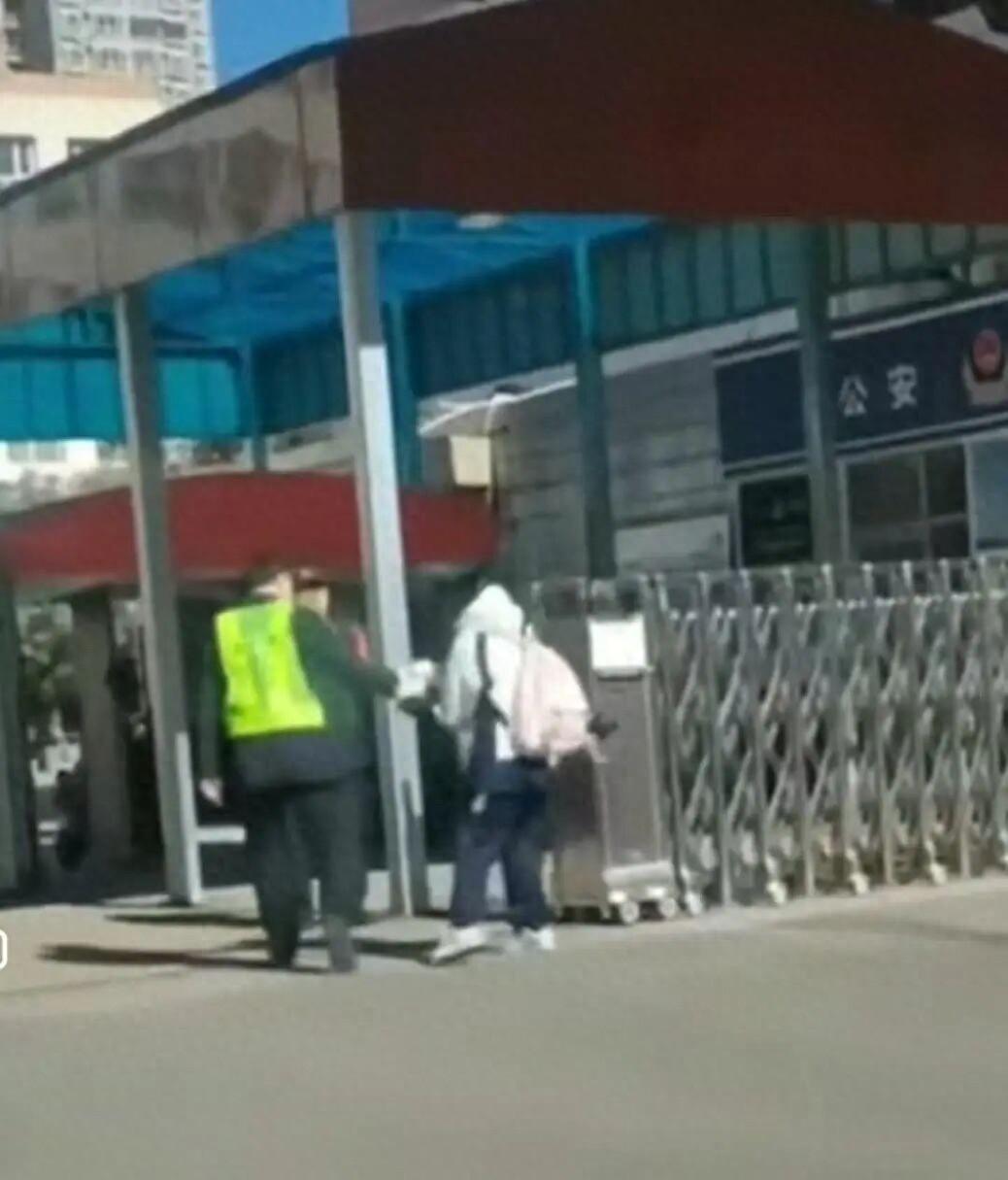 学生被抢钥匙，校方乱管出恶招，相似事件频发。
11月1号山西大同四中门口，有工作