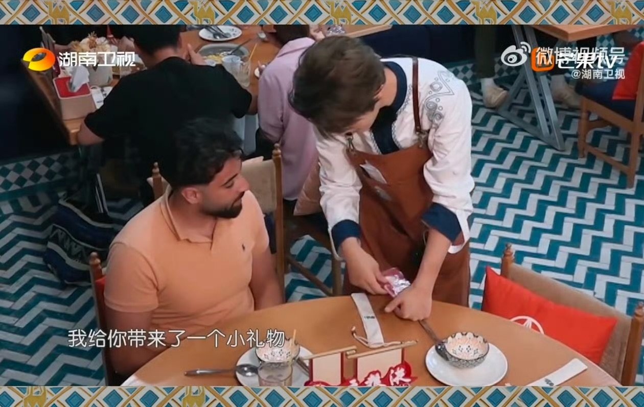 丁禹兮送外国人中国功夫胸针中餐厅 谁懂啊！看丁禹兮给外国客人递胸针的时候，突然觉