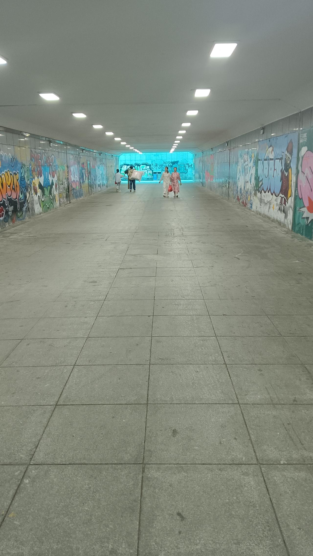 恐怕很多人都走过这条画满彩色涂鸦的地下通道，好青春、好浪漫。这种杰作只在特别群体