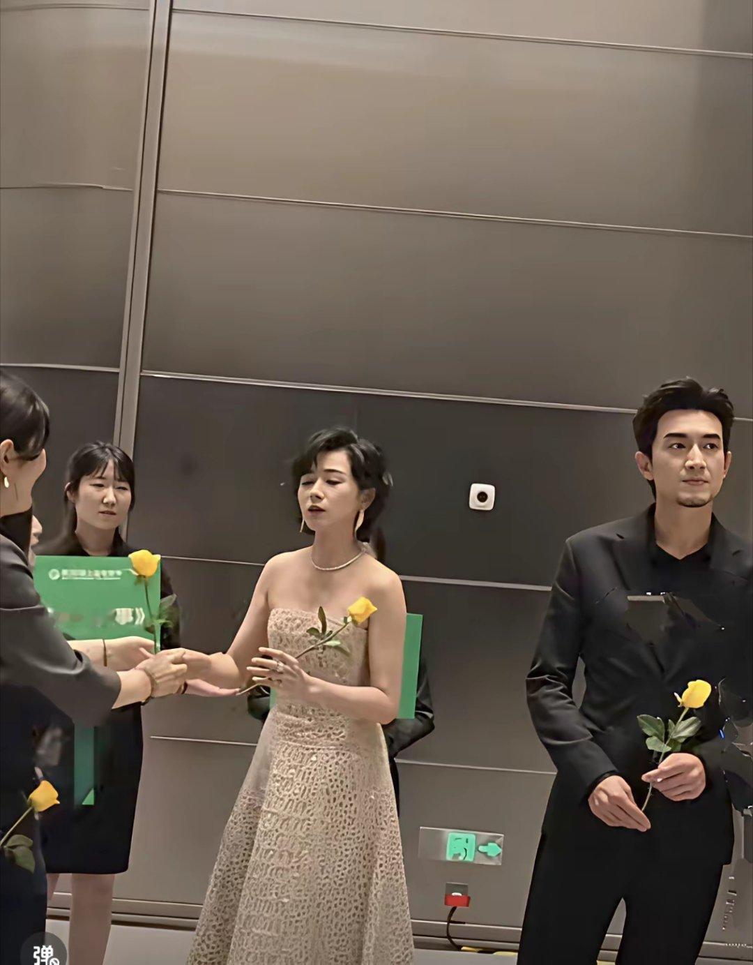 见过抢C位闹翻脸的，没见过让C位也会闹的不愉快你看万茜还在和工作人员谦让林更新一