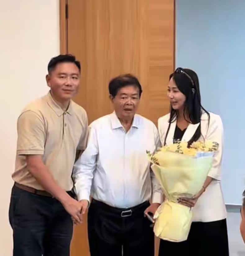79岁的曹德旺瘦了不少，周围的工作人员护在身边，避免摔倒。
这些具有时代特色的企