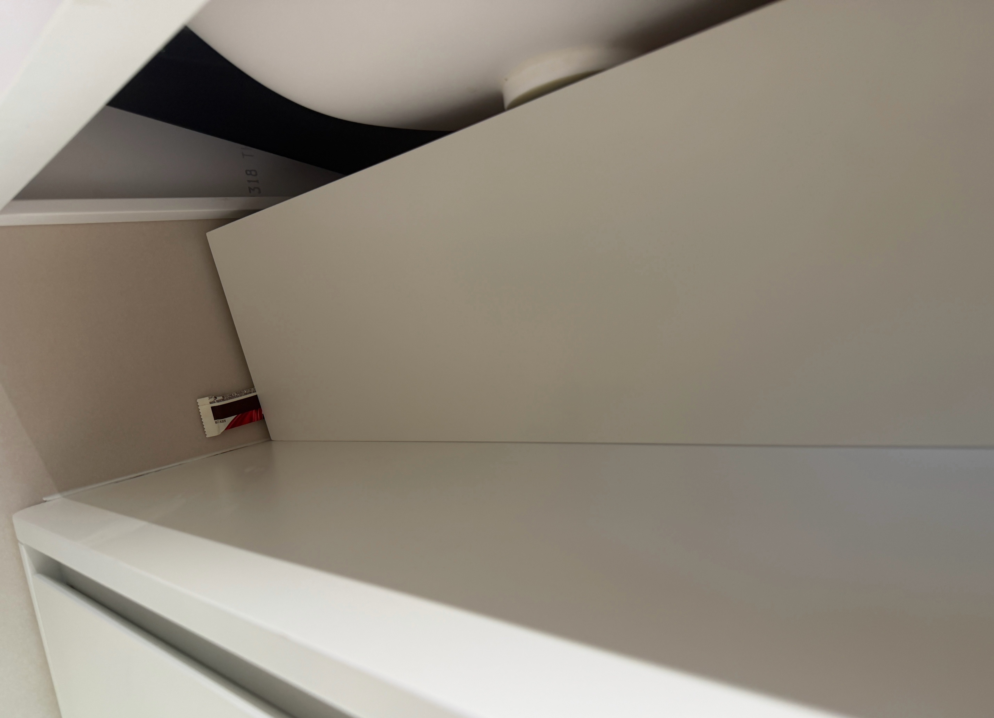 蹲厕所，发现台盆旁边藏了一颗巧克力。这个家四口人，肯定不是我，胡杨林去西藏排除了