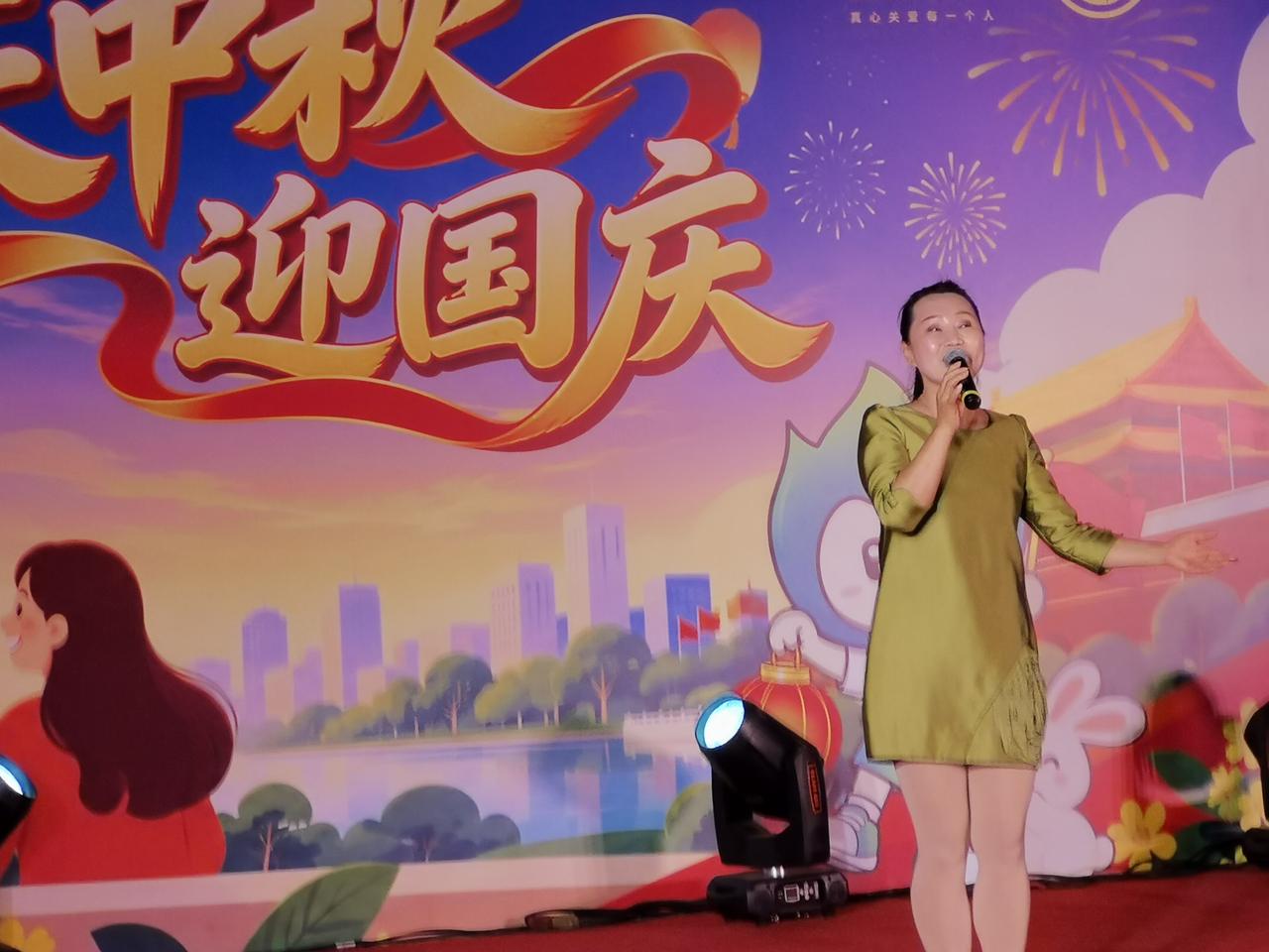 庆中秋迎国庆，小区居民自导自演，自娱自乐[赞][赞]社区文化晚会