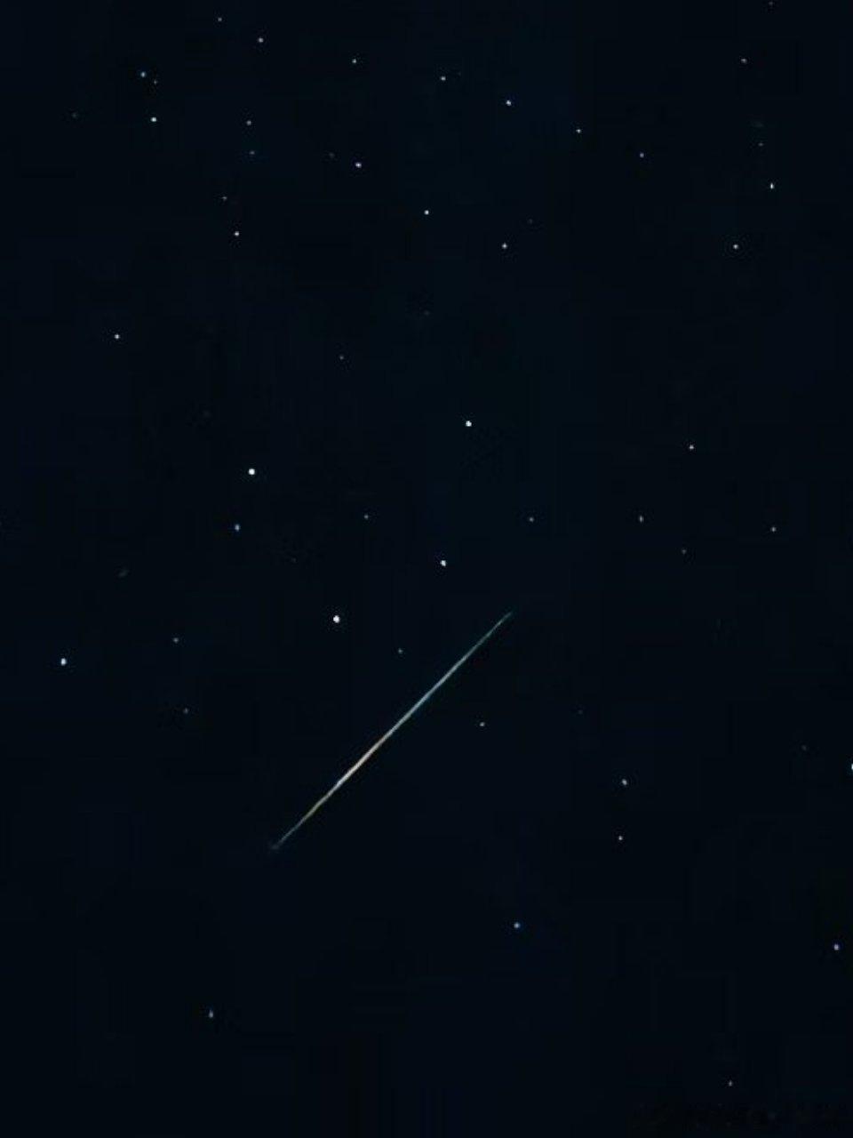流星雨流星划过天际，把心愿托付给浩瀚夜空 