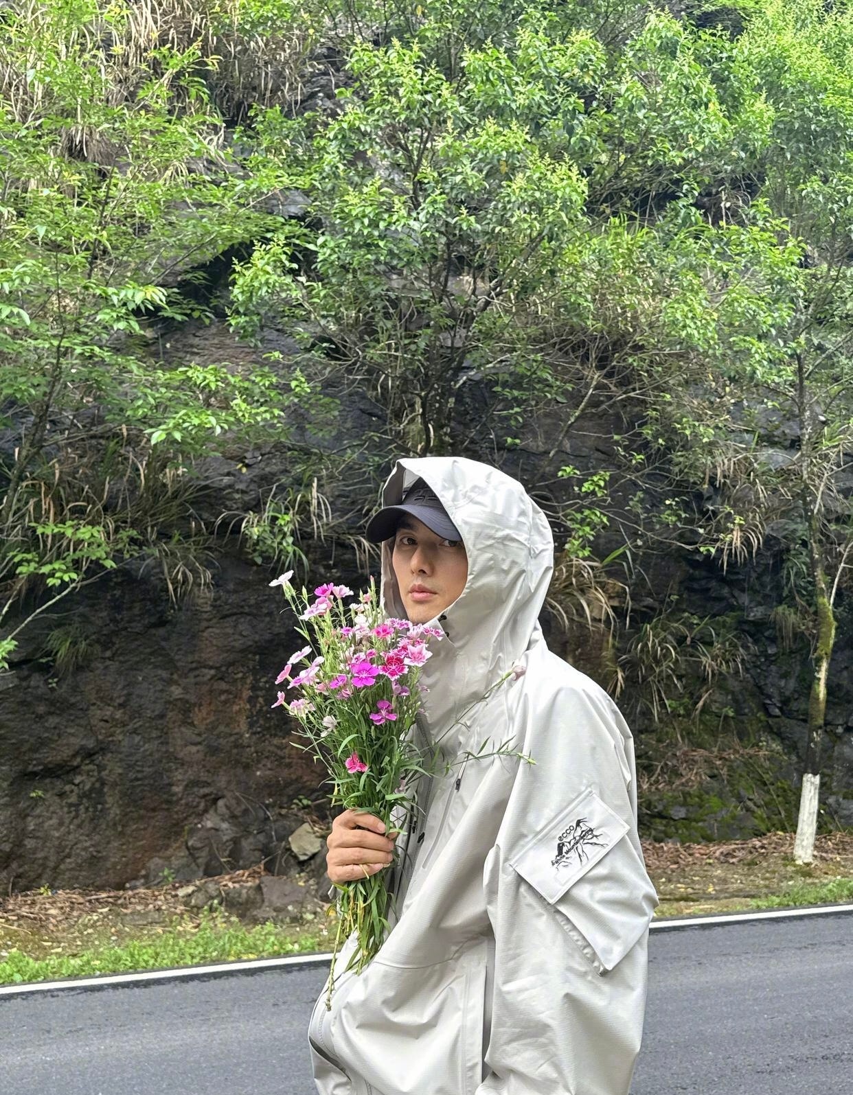 叶祖新曾说不演戏了就去炒粉不挣流量，用心打造自己的角色，用剧抛脸吧戏演到极致，他