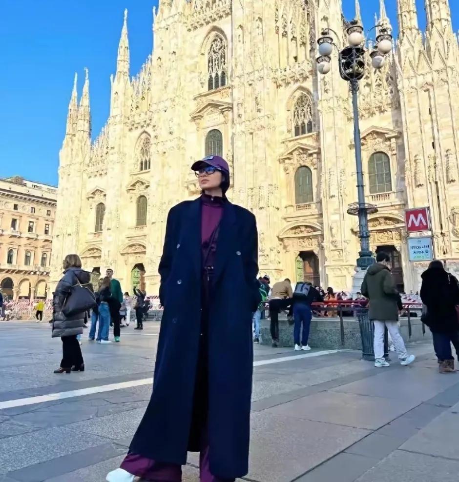 胡杏儿米兰时尚街拍
又美又飒，而且气场十足
真的是越看越美
看着看着就着迷了

