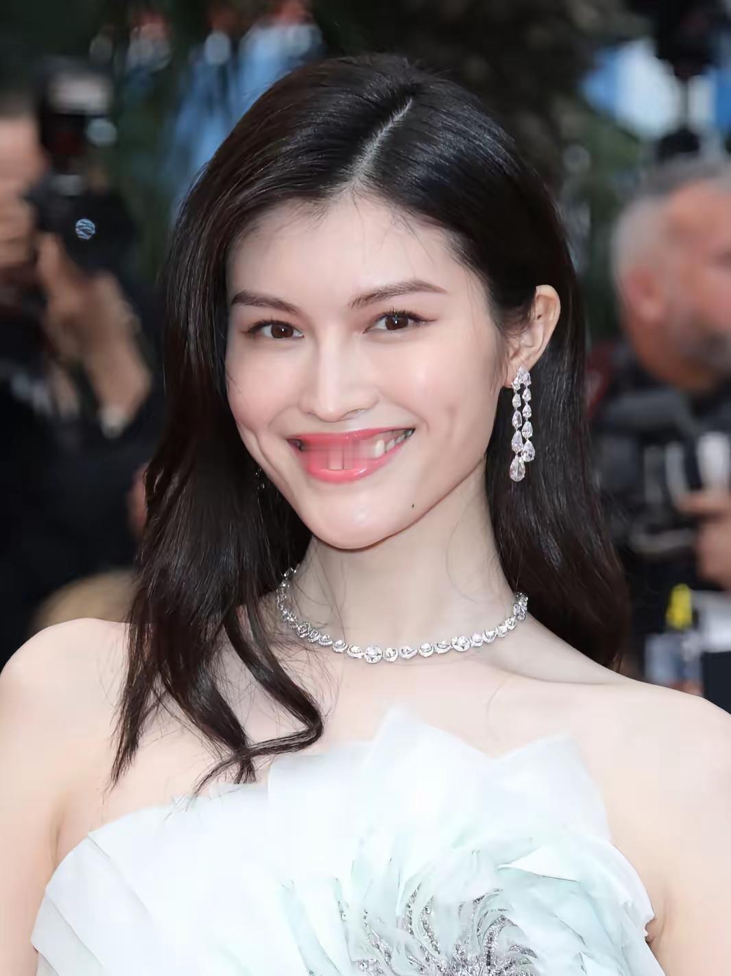 何穗这个人，
完全经不起细究，
​因为仔细一查，就会发现，她这个人实在是太稳了。