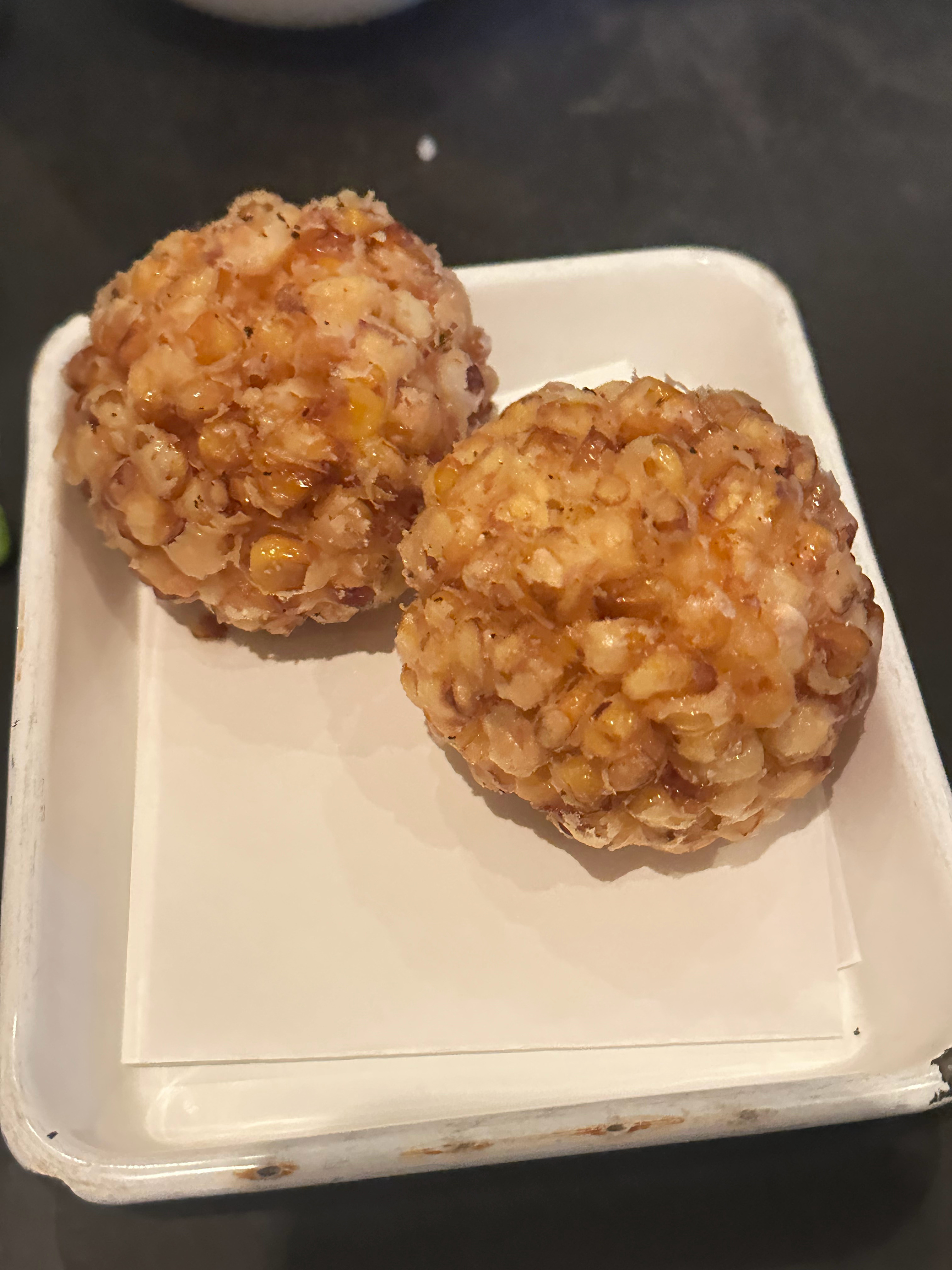昨天吃了个挺难约的烧鸟，完了里面有个天妇罗玉米，我以为是小玉米，结果tm端上来是