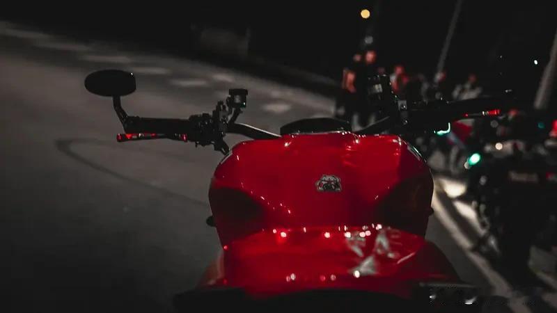 《灿烂的风和海》里陈嘉慧骑红色机车和韩俊豪赛车，酒吧相遇时微醺美人点燃火柴留地址