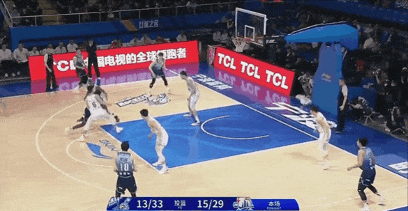 许久没看CBA的你可知道，球迷对他的称呼叫国产安东尼，今年只有21岁。这只是他的