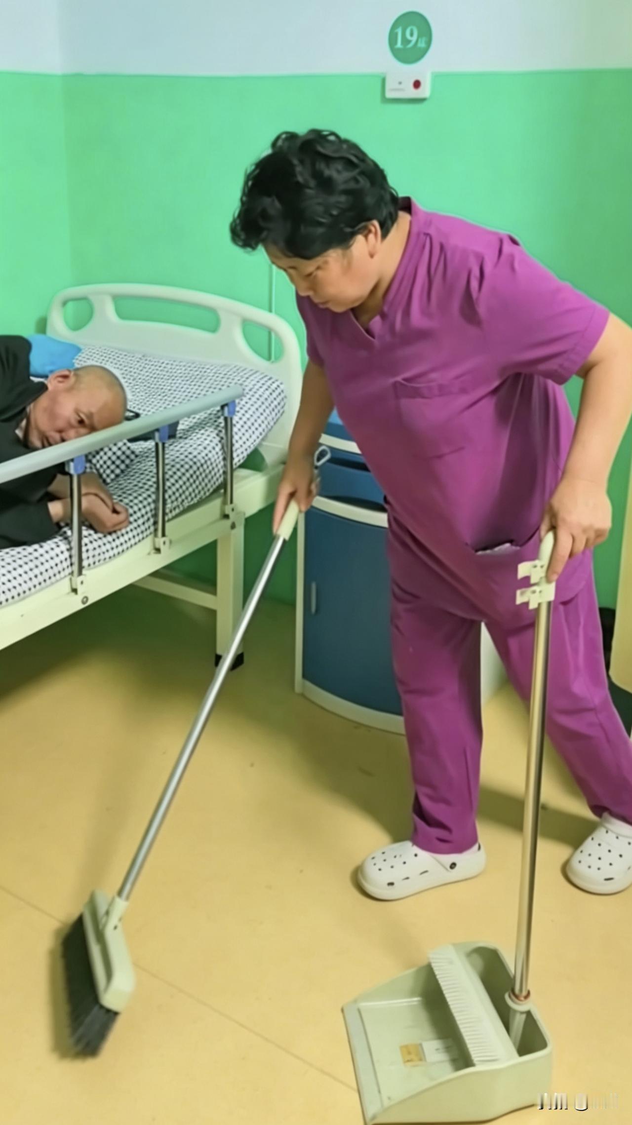 鹏爸住在养老院，鹏妈在养老院工作，这确实是个两全其美的安排。这样鹏妈既能赚钱又能