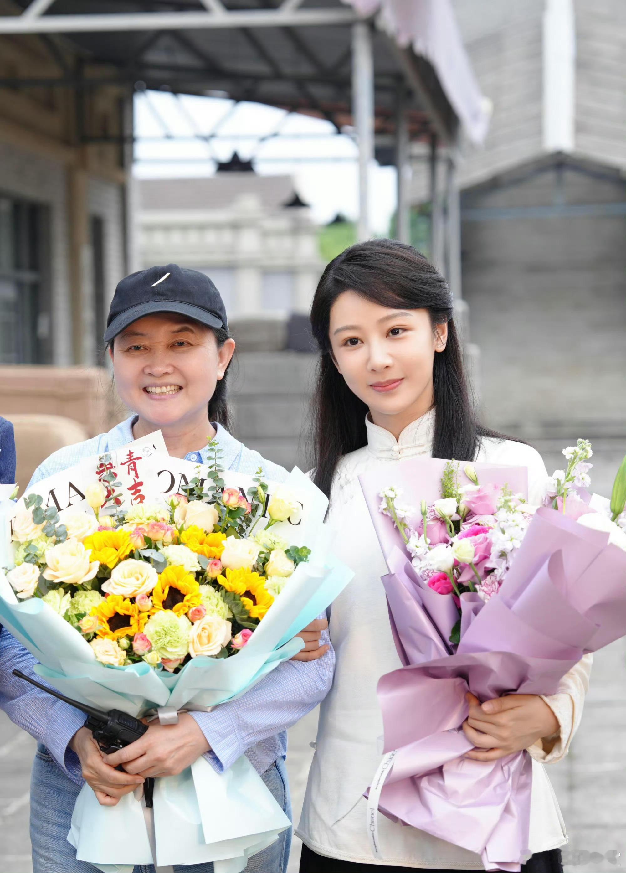 杨紫玉兰花开君再来杀青合照杨紫玉兰花开君再来杀青合照，恭喜杀青，期待早日和董竹君