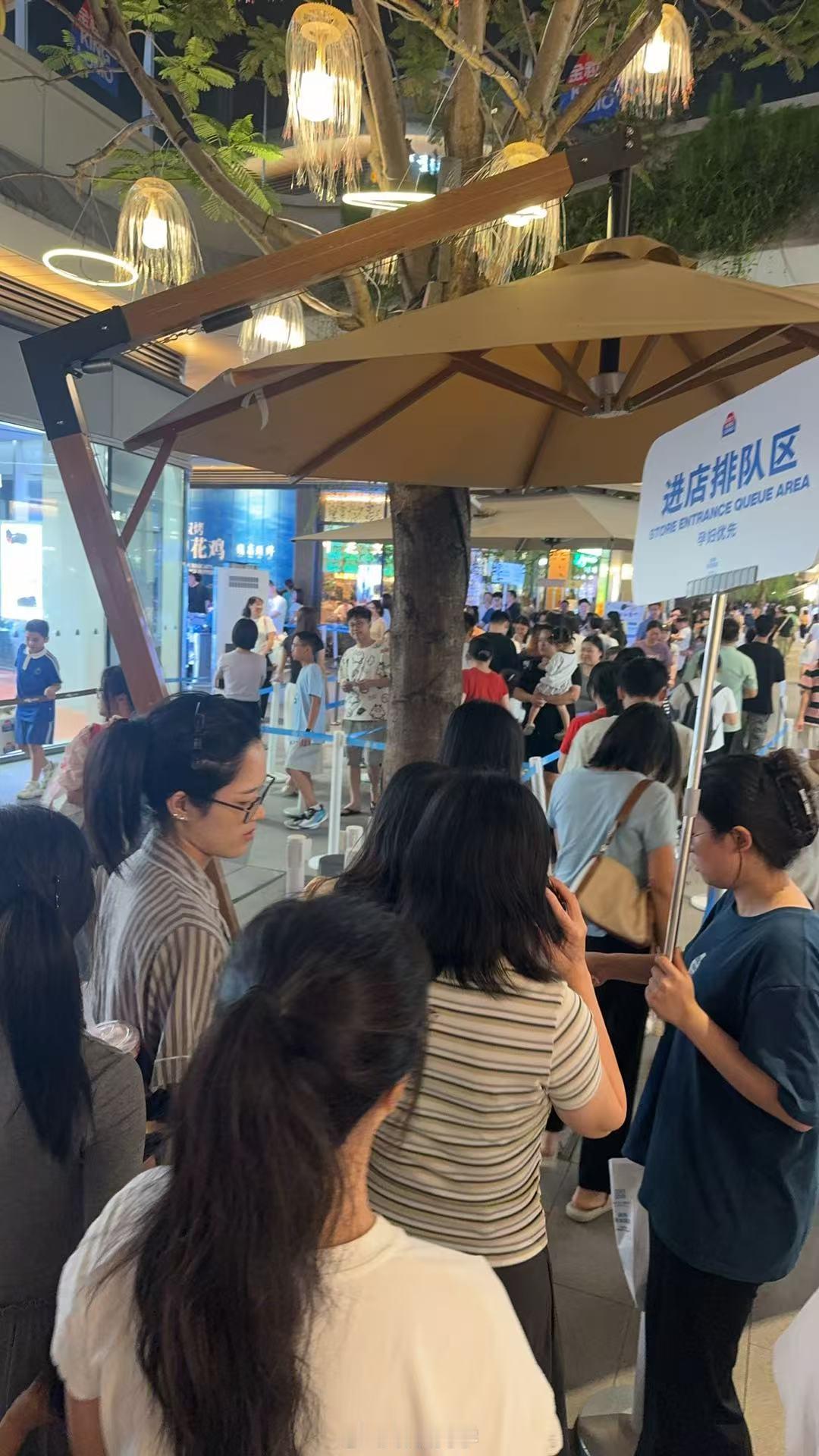 微信 液态玻璃金粒门 才听说的一个很火的店，你知道吗？这排队也太吓人了，感觉买东