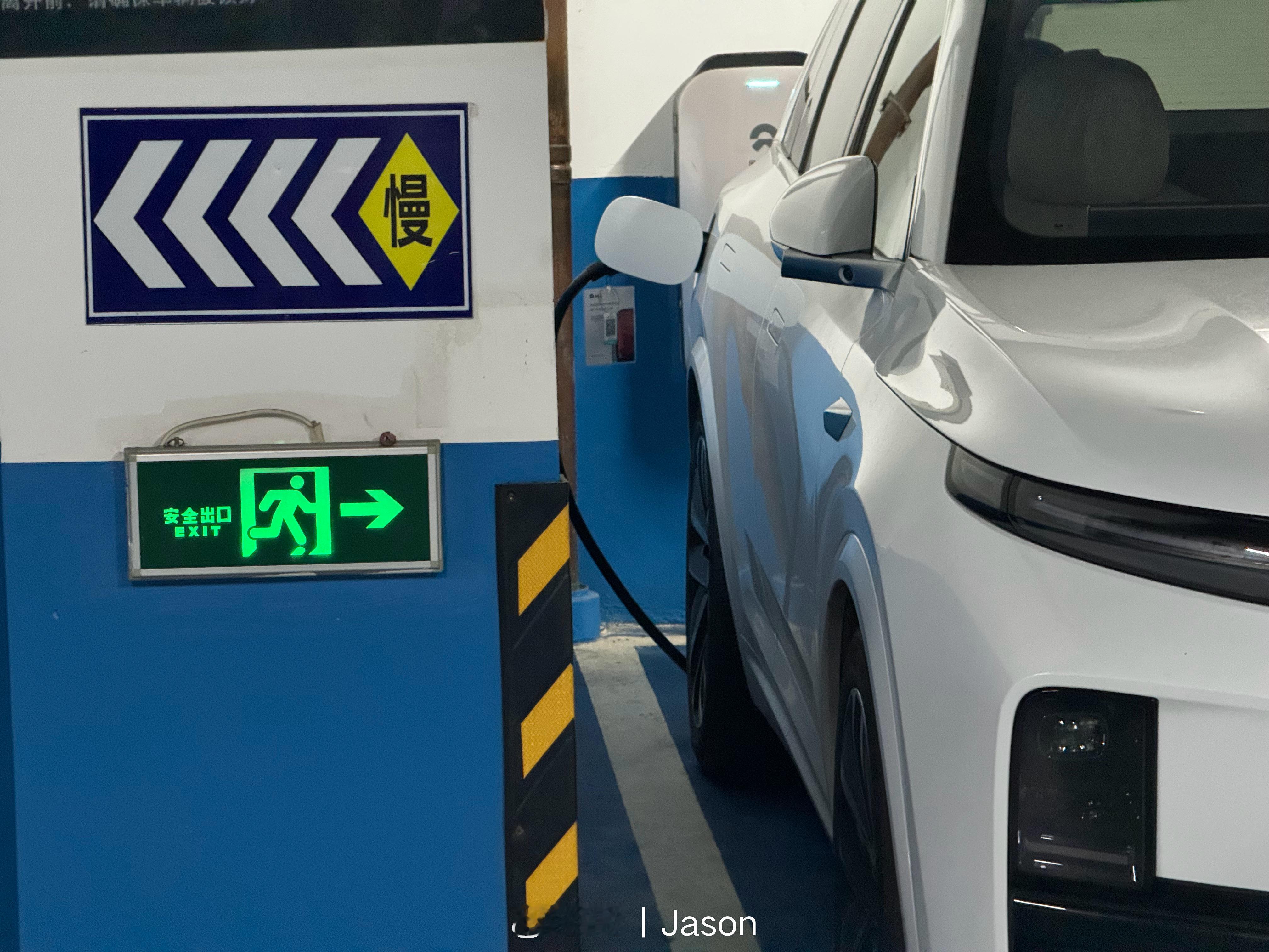 用蔚来目充桩给理想 L7 直流充电，也很优雅。 ​​​