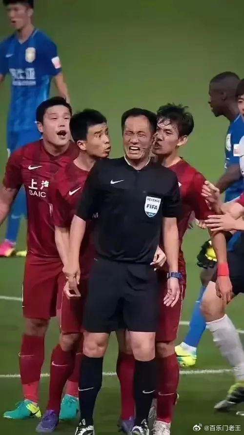 昔日的中超金哨兼中国足协裁判管理部原部长谭海在执法上海上港和江苏苏宁的比赛中因争