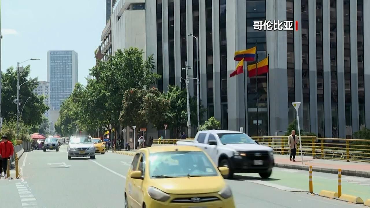 哥伦比亚民航局13日通报，一架载有5人的小型飞机当天上午在该国境内失联并触发紧急