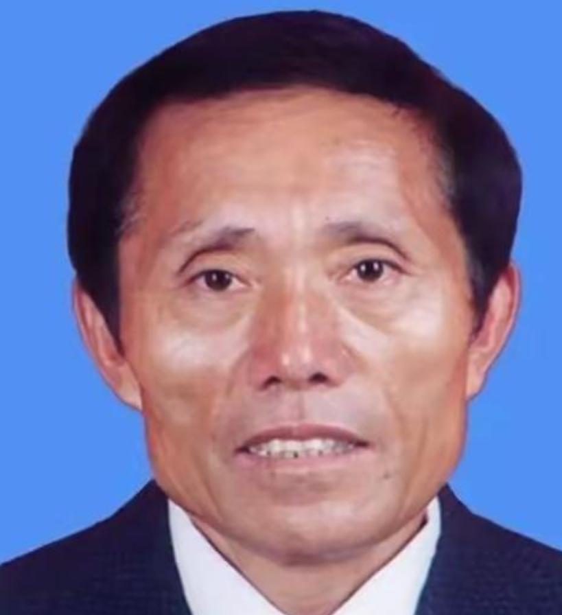 一个文盲村支书，自己掏6万办厂，一年干出200万。年底股东们坐一桌，死活不肯让外