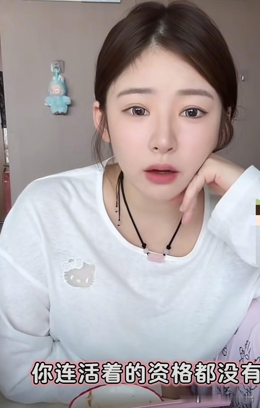 黄一鸣在今天直播时说到，有人认为她不该让闪闪生下来，觉得闪闪长大后要面对这样那样