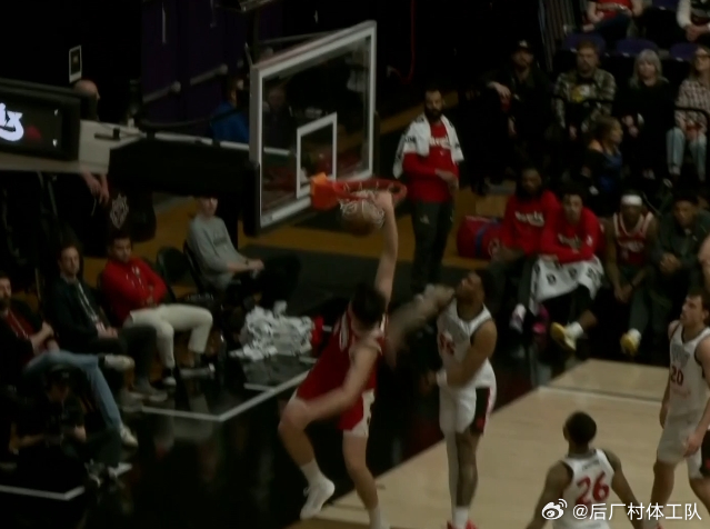 杨瀚森单臂暴扣 杨瀚森低位持球转身晃过对手，垫步单臂暴扣砸进得分！ 