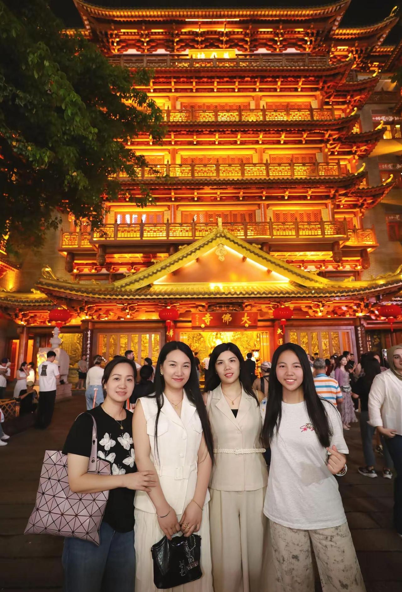夜色如金，古寺飞檐映着流光，四人笑靥与灯火同辉✨  一步一景，是广州的温润与热烈