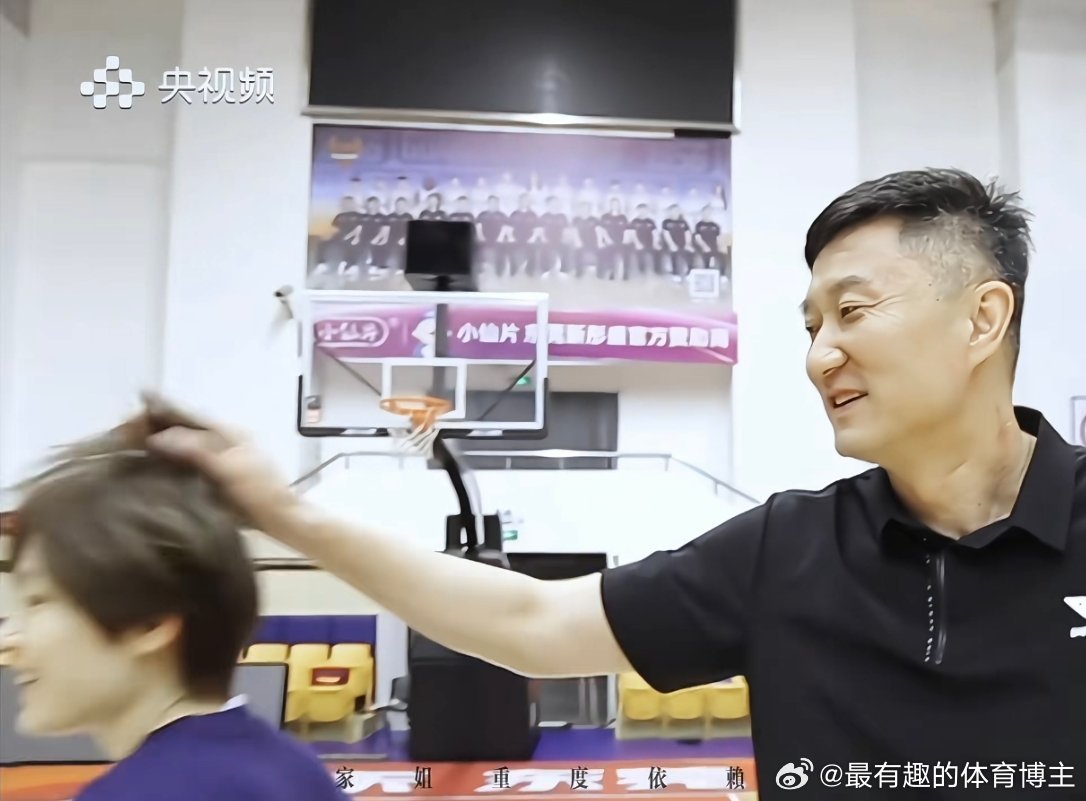 这个老杜还给姐姐摸头杀呢，完全当小孩看，女儿奴的样子 