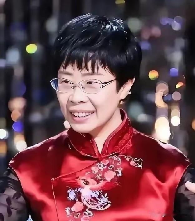 你敢信吗？前阵子还在诗词大会上温温柔柔讲唐诗宋词的蒙曼，就因为聊了几句清朝，直接